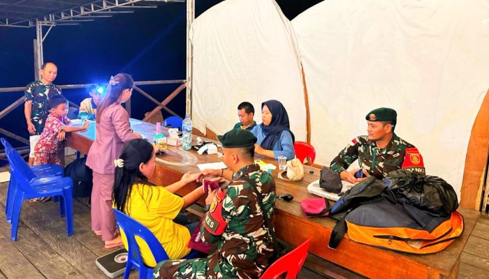 Satgas Pamtas Yonarmed 11 Kostrad Gelar Pengobatan Gratis Bersama Puskesmas Binter di Desa Labang