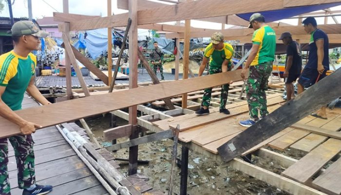 Satgas Pamtas Yonarmed 11 Kostrad Bantu Pembangunan Rumah Warga