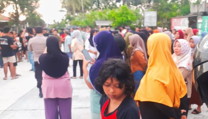 Warga Sudimoro Srumbung Tolak Tronton Lintasi Jalan Desa