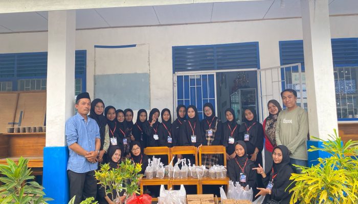 PMR SMP 1 Kajuara Bagi Takjil dan Brosur Kesehatan