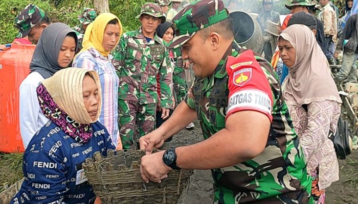 Beri Semangat, Dandim Magelang Turun Langsung Bangun Jalan Rabat Beton