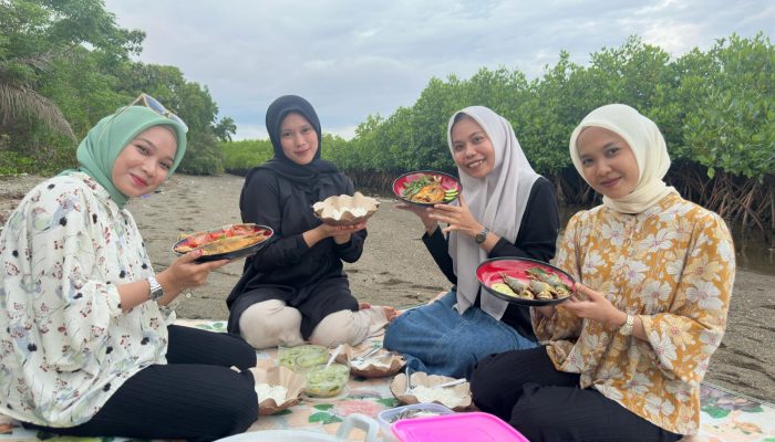 Pantai Mallenreng Ramai Pengunjung, Serba Ikan Sajikan Kuliner Lezat Sambut Ramadan