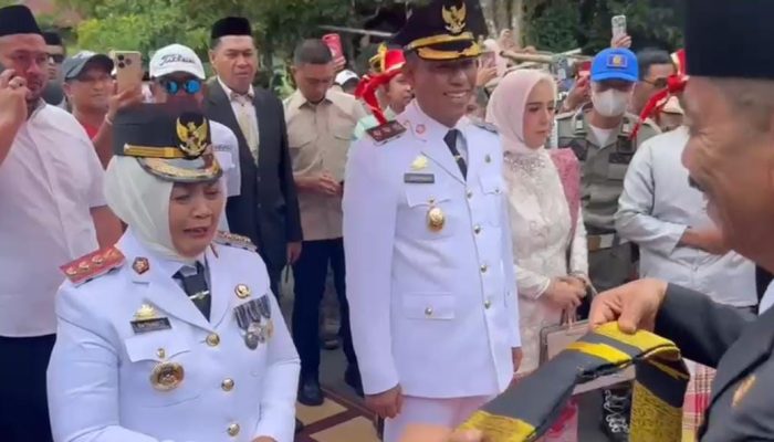 Disambut di Perbatasan, Ratnawati Arif-Mahyanto Sapa Warga Sepanjang Jalan