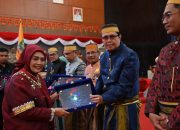 Momen HJS 461, Bupati Sinjai Serahkan Plakat Kandidat Sekolah Rujukan Google