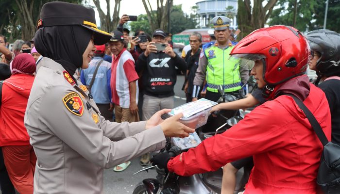 Polres Magelang Kota Bagikan Takjil dan Berikan Imbauan Tertib Berlalulintas