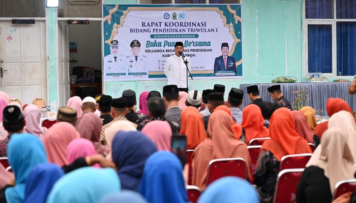 Kadisdik Sinjai Beri Bantuan Sembako Pelajar Kurang Mampu