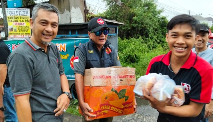 Raih Berkah Ramadan, LKiSS dan DPP BSN Bagikan Ratusan Takjil
