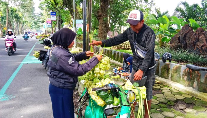 Manfaatkan Momentum Prepegan, Ismawan Berjualan Longsong Ketupat