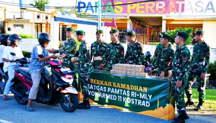 Satgas Pamtas Yonarmed 11 Kostrad Pos Kotis Bagikan Takjil Gratis di Perbatasan