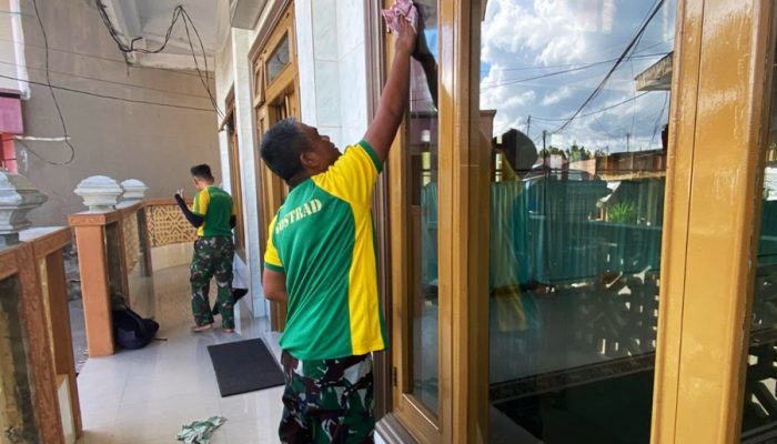 Satgas Pamtas Yonarmed 11 Kostrad Pos Sei Kaca Bersihkan Masjid