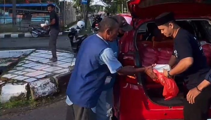 Raih Keberkahan, HIMASDAP FAPERTA UMSi Bagikan Takjil