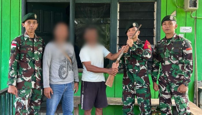 Satgas Pamtas Yonarmed 11 Kostrad Terima Penyerahan Senjata Rakitan dari Warga