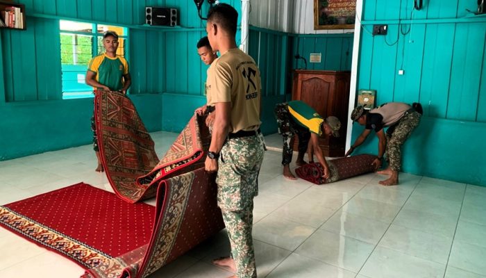 Satgas Pamtas Yonarmed 11 Kostrad Bersama TDM dan Bersihkan Masjid Al-Ikhlas
