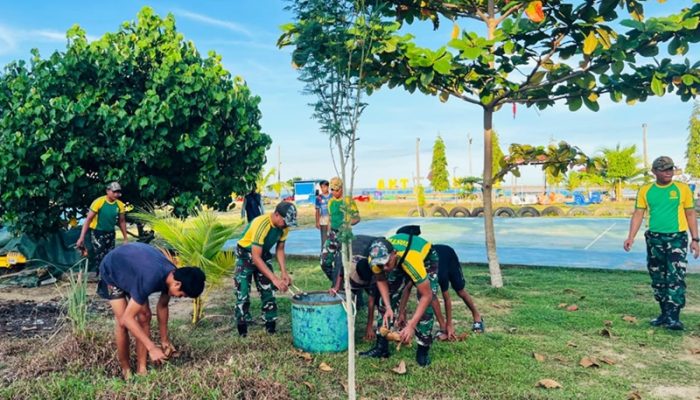 Satgas Pamtas Yonarmed 11 Kostrad Bersihkan Pantai Sebatik Timur