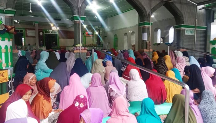 Melihat dari Dekat Santri Sepuh di Masjid Agung Payaman
