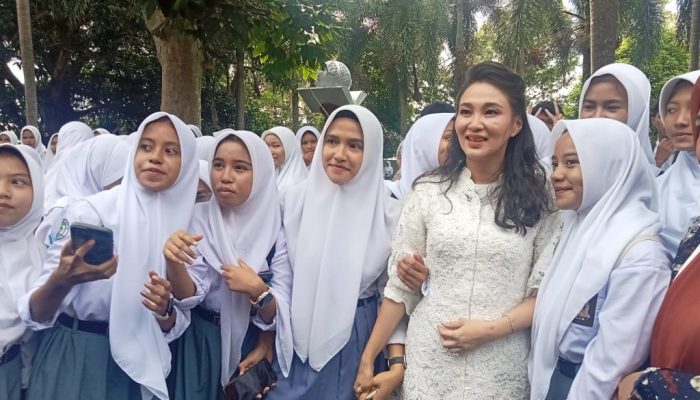 Kunjungi SMA Negeri 4 Ternate, Gubernur Sherly Didapuk Jadi Narasumber Dialog