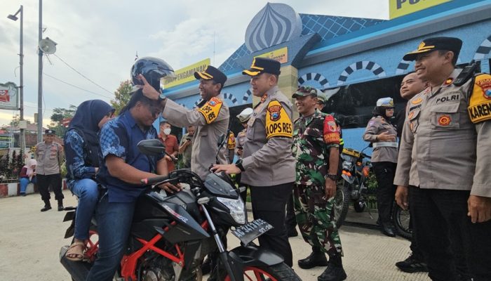 Kapolres Blitar Berbagi Helm Gratis  Saat Pantau Arus Balik Lebaran 2025