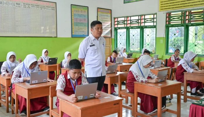 Irwan Suaib Turun Langsung Pantau Ujian Sekolah Berbasis Chromebook Tingkat SD di Sinjai