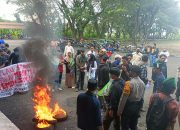 HMI Bakar Ban Bekas di DPRD Sinjai, Atap Plafon Kantor Rusak