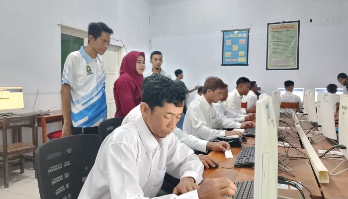 Simulasi Tes CAT, Petugas Kebersihan Sinjai Bingung Operasikan Komputer