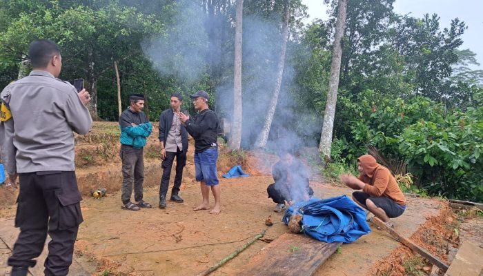 Sisir Lokasi, Polsek Sinjai Barat Bakar Arena Judi Sabung Ayam
