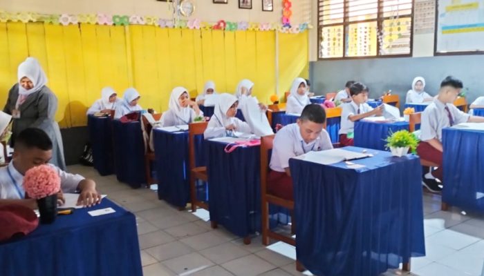 Anggota Komisi 3 DPRD Kota Ternate Monitoring US di SD Negeri 12