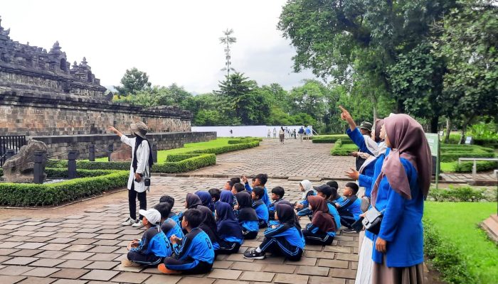 Puluhan Siswa SD Semen Outing Class ke Candi Borobudur