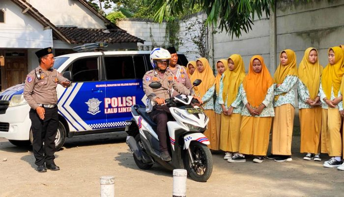 Polres Kediri Kenalkan Program Keselamatan Berkendara di Ponpes Sirojul Ulum