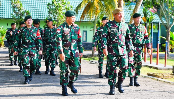 Dirsen Pussenarmed Laksanakan Kunker ke Satgas Pamtas Yonarmed 11 Kostrad