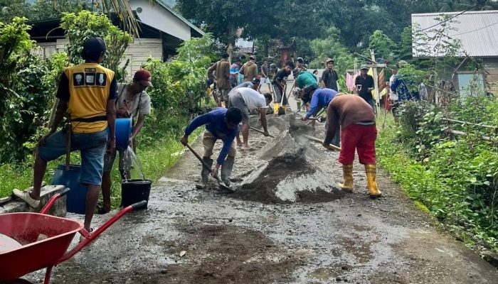 Warga Hampangnge Sinjai Gotong Royong Perbaiki Jalan Poros Desa