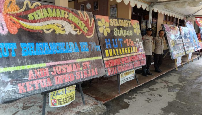 Puncak Hari Bhayangkara 78, Karangan Bunga Penuhi Polres Sinjai