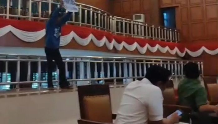 Mahasiswa Tolak Tambang Emas Susupi Rapat Paripurna DPRD Sinjai