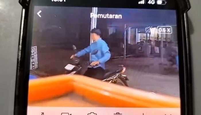 Terpantau CCTV, Hitungan Detik Maling Gasak Motor di Losari Brebes