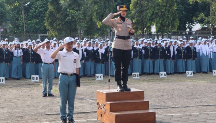 Pimpin Upacara Bendera di SMA Negeri 1, Ini Pesan Kapolres Magelang Kota