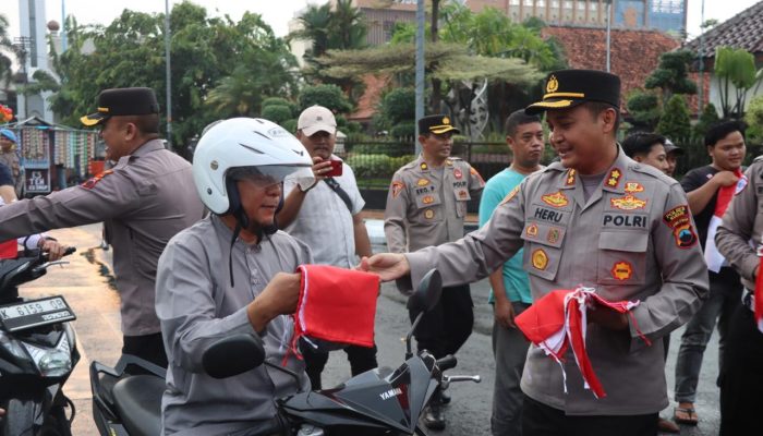Polres Kudus Bagikan 1.000 Bendera Merah Putih Kepada Masyarakat