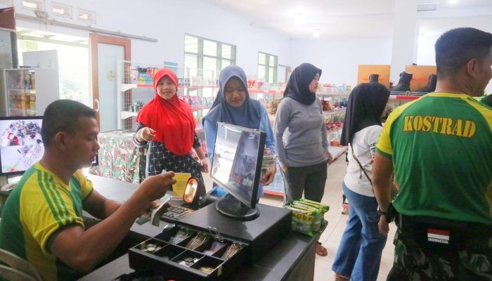 Yonarmed 1 Kostrad Fasilitasi Program Pangan Murah di Koperasi