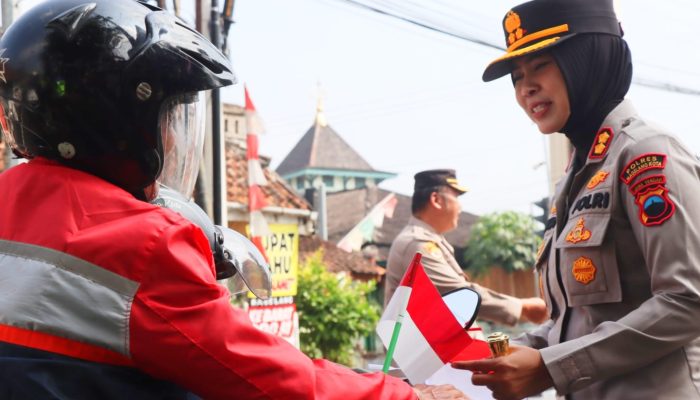 Edukasi Nasionalisme, Kapolres Magelang Kota Bagikan Bendera Merah Putih