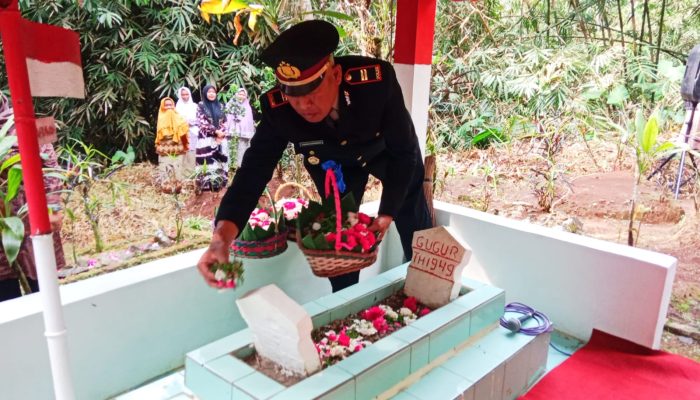 Forkopimcam Windusari Laksanakan Ziarah dan Tabur Bunga
