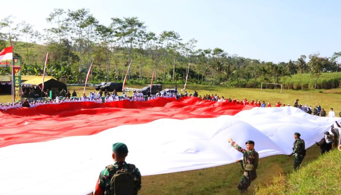 Ukir Sejarah, Yonarmed 12 Kostrad Bentangkan Bendera Merah Putih Raksasa