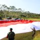 Ukir Sejarah, Yonarmed 12 Kostrad Bentangkan Bendera Merah Putih Raksasa