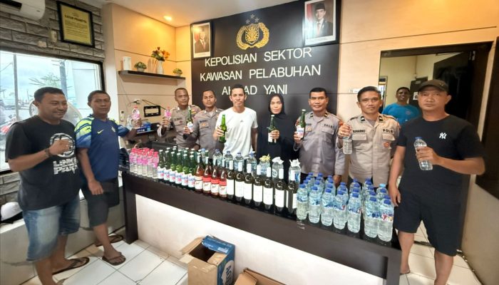 Wakapolres Ternate Pimpin Razia di Pelabuhan Ahmad Yani, Puluhan Botol Miras Diamankan