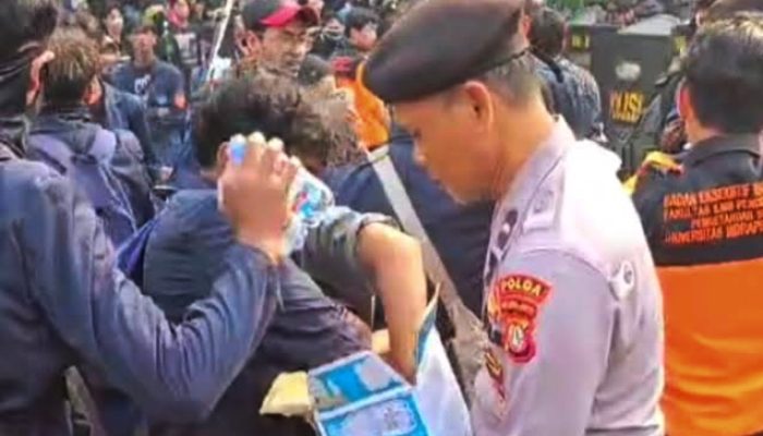 Menyejukkan, Polisi Bagikan Air Mineral Kepada Demostran di Senayan
