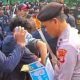 Menyejukkan, Polisi Bagikan Air Mineral Kepada Demostran di Senayan