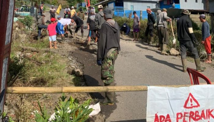 Warga dan Karang Taruna Desa Gunung Perak Gotong Royong Perbaiki Jalan