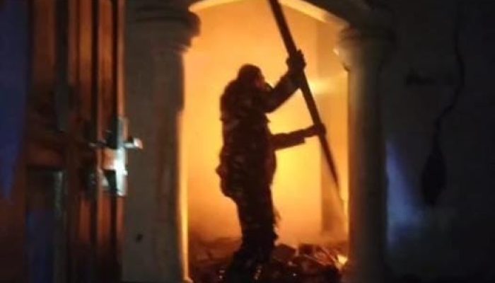 Aksi Heroik Babinsa Koramil Larangan Brebes, Padamkan Api yang Membakar Rumah Warga