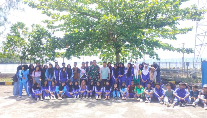 Bersama Babinsa, Warga SMA Negeri 8 Halut Bersihkan Pantai Dama