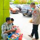 Wakapolres Sinjai Tertangkap Kamera Beli Dagangan Penjual Disabilitas di RSUD
