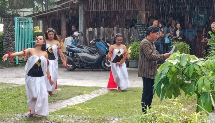 Wartawan Suara Jelata Baca Puisi di Pameran Lukisan