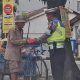 Hangatkan Suasana Pagi Bersama Masyarakat, Polantas Polres Brebes Berbagi Nasi Kotak