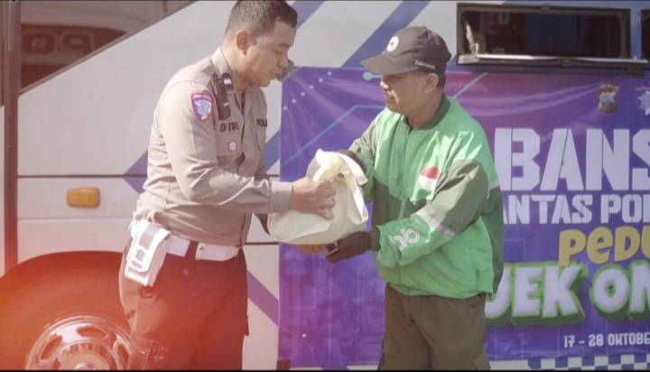 Santai dan Bersahabat, Polantas Brebes Edukasi Pengemudi Ojol Keselamatan Berlalu Lintas